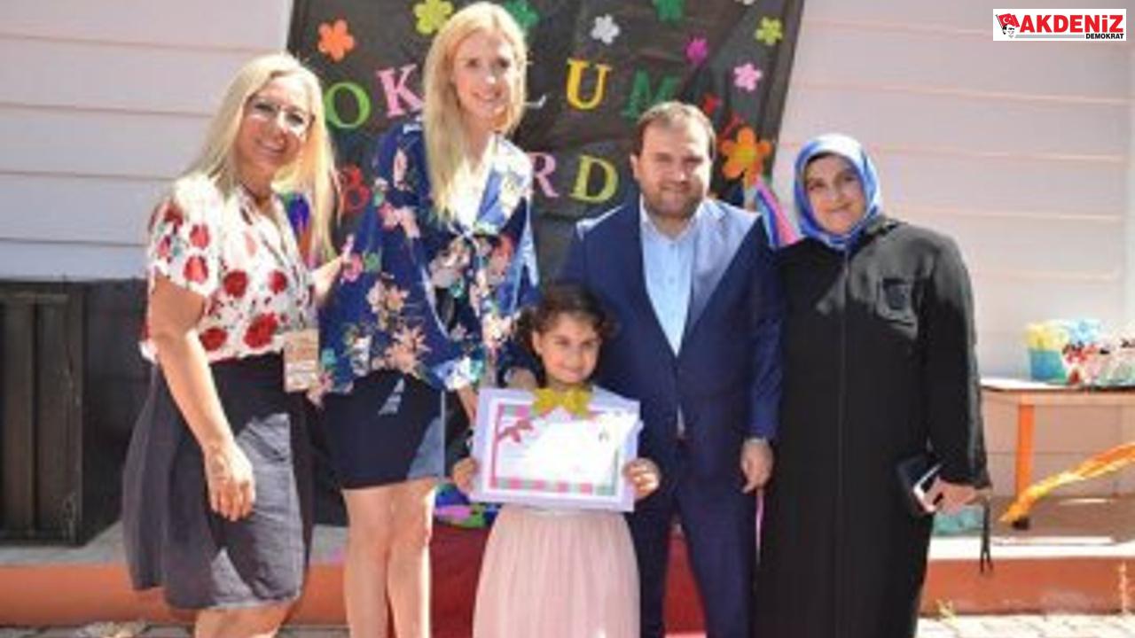 Wilma Elles öğrencilere karnelerini verdi