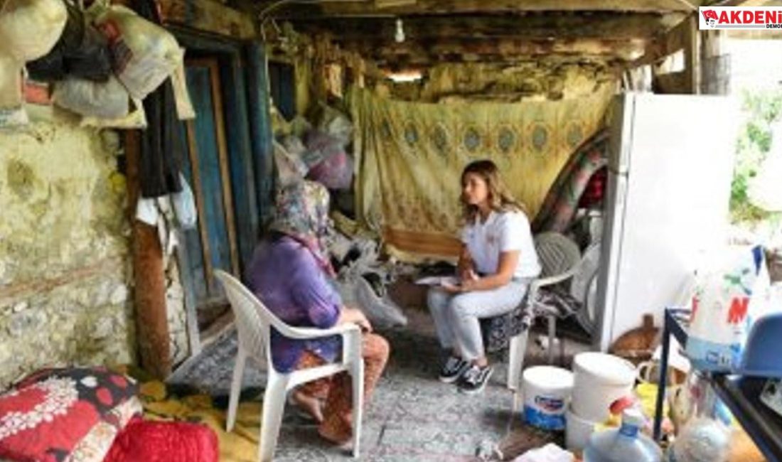 Konyaaltı ekipleri vatandaşın taleplerini dinliyor