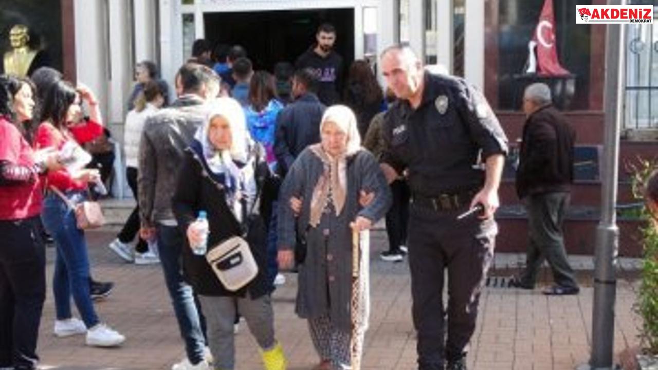 Yaşlı kadına polislerden yardım eli