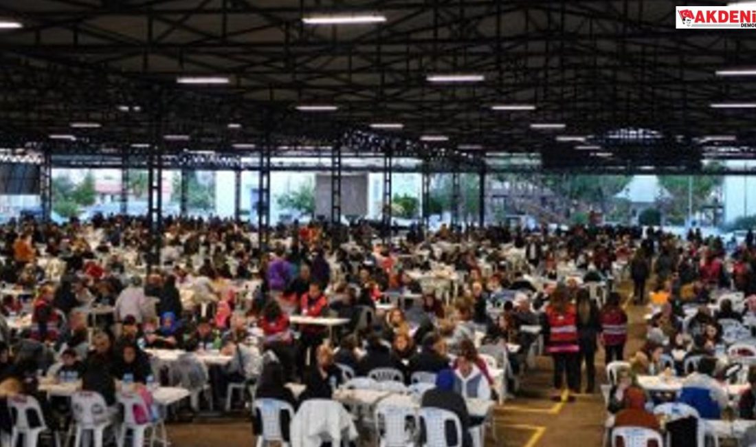 Konyaaltı'da iftar sofrası devam ediyor