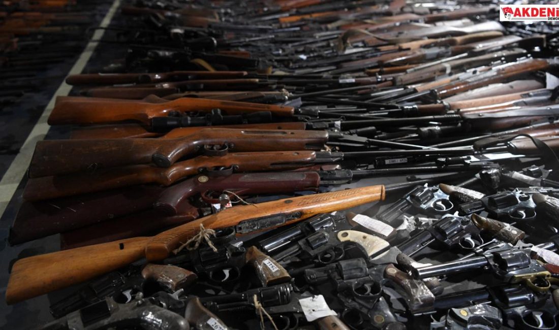 Sırbistan'da 13 bin 500 yasa dışı silah yetkililere teslim edildi