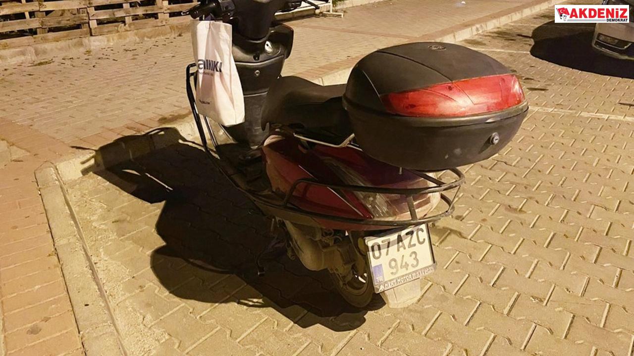 Sokak köpeklerinin kovaladığı motosiklet sürücü kaza yaptı