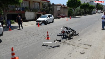 Manavgat'ta motosiklet otomobile çarptı